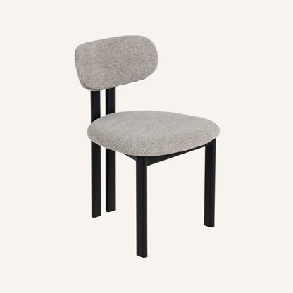 Silla gris jaspeado y metal negro con tejido repelente al agua.