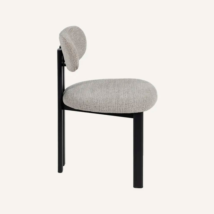 Silla gris jaspeado y metal negro con tejido repelente al agua.