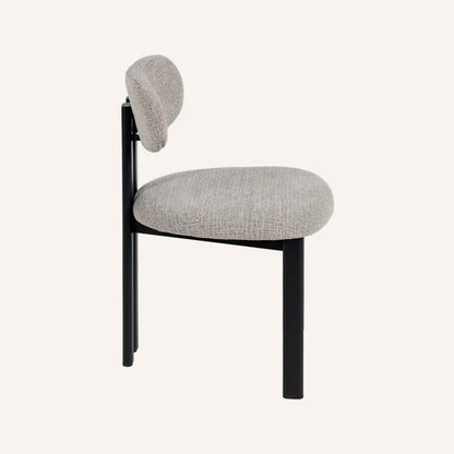 Silla gris jaspeado y metal negro con tejido repelente al agua.