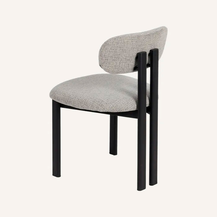 Silla Koru gris jaspeado y metal negro con tejido repelente al agua.