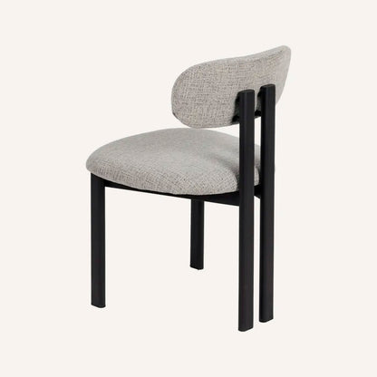 Silla Koru gris jaspeado y metal negro con tejido repelente al agua.