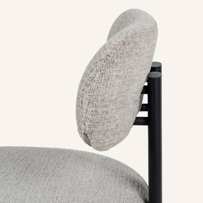 Silla gris jaspeado y metal negro con tejido repelente al agua.