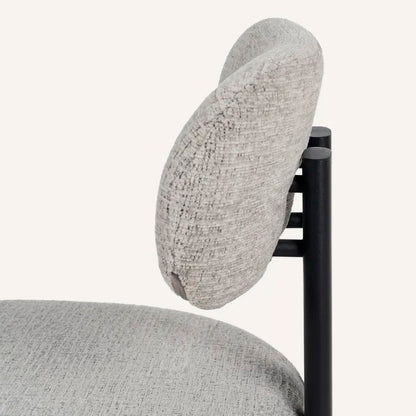 Silla gris jaspeado y metal negro con tejido repelente al agua.