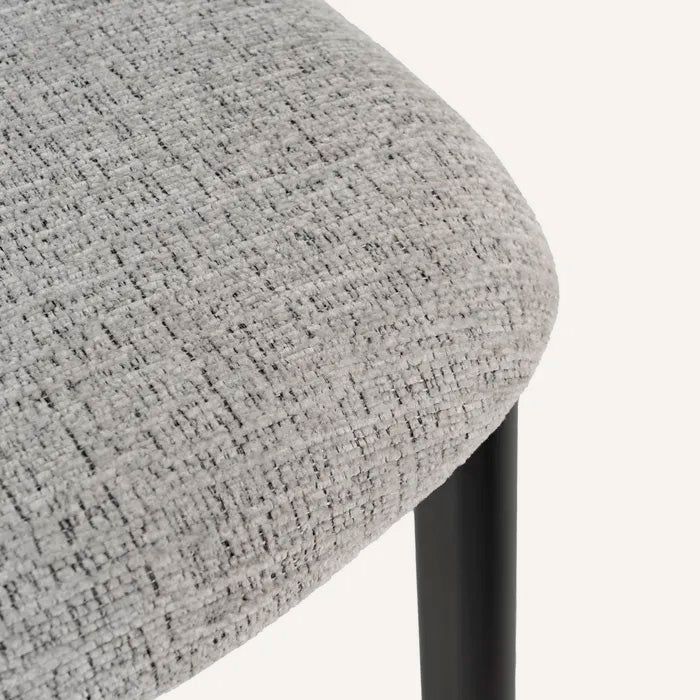 Silla gris jaspeado y metal negro con tejido repelente al agua.