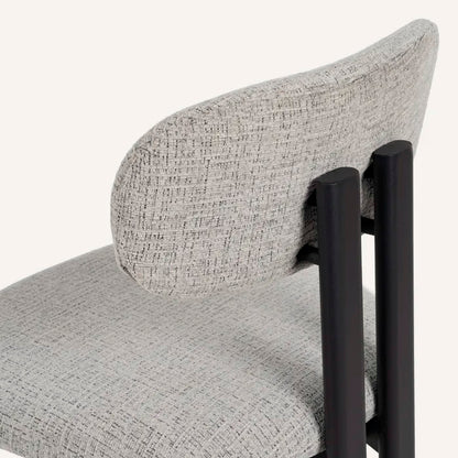 Silla gris jaspeado y metal negro con tejido repelente al agua.