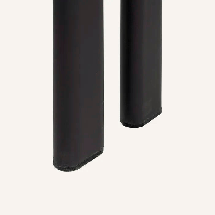 Silla gris jaspeado y metal negro con tejido repelente al agua.