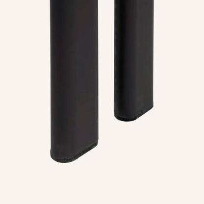 Silla gris jaspeado y metal negro con tejido repelente al agua.