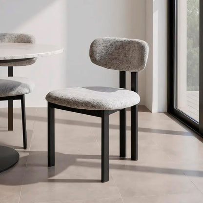 Silla gris jaspeado y metal negro con tejido repelente al agua.