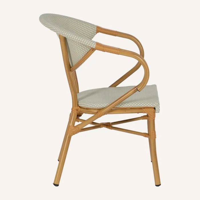 Silla en color aguamarina y beige, fabricada de aluminio y textileno.