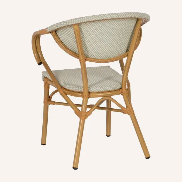 Silla en color aguamarina y beige, fabricada de aluminio y textileno.