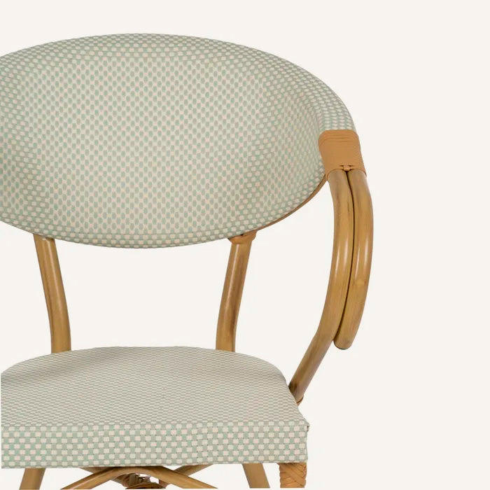 Silla en color aguamarina y beige, fabricada de aluminio y textileno.