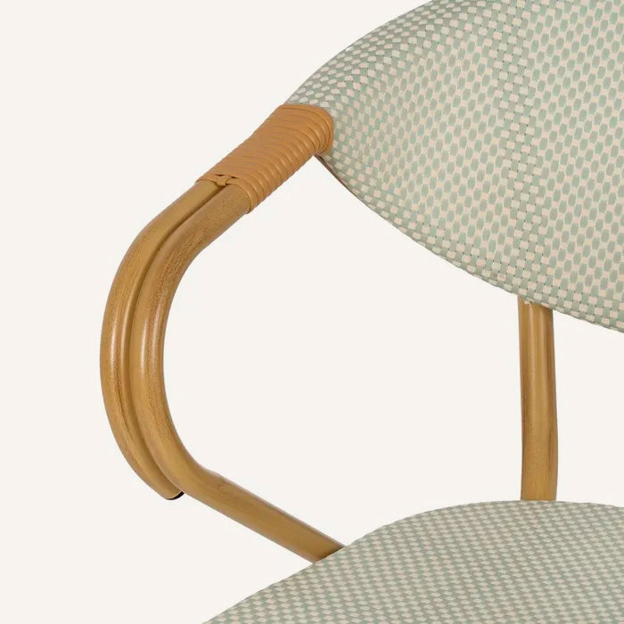 Silla en color aguamarina y beige, fabricada de aluminio y textileno.