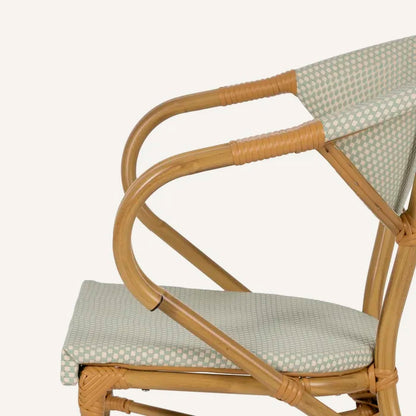 Silla en color aguamarina y beige, fabricada de aluminio y textileno.