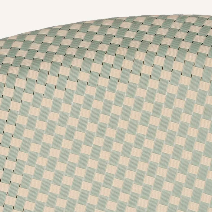 Silla en color aguamarina y beige, fabricada de aluminio y textileno.