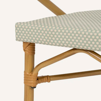 Silla en color aguamarina y beige, fabricada de aluminio y textileno.