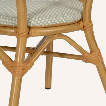 Silla en color aguamarina y beige, fabricada de aluminio y textileno.