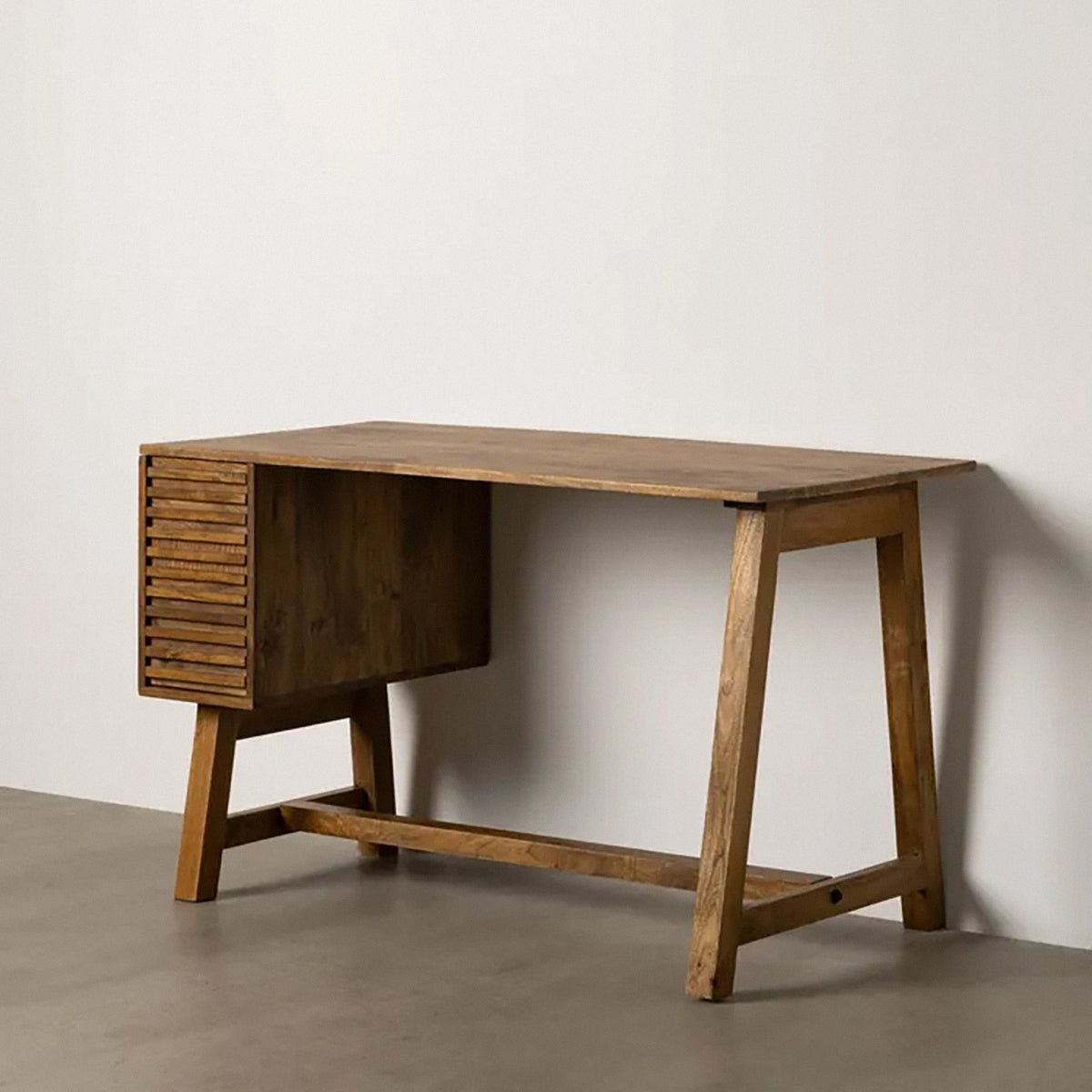 Mesa de escritorio de madera con cajón