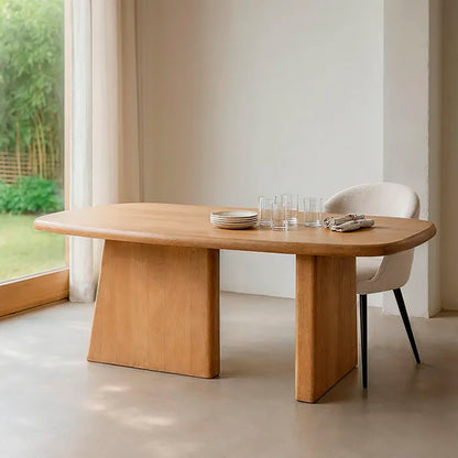 Mesa de comedor fabricada en madera de mango natural, ovalada con pata ancha.
