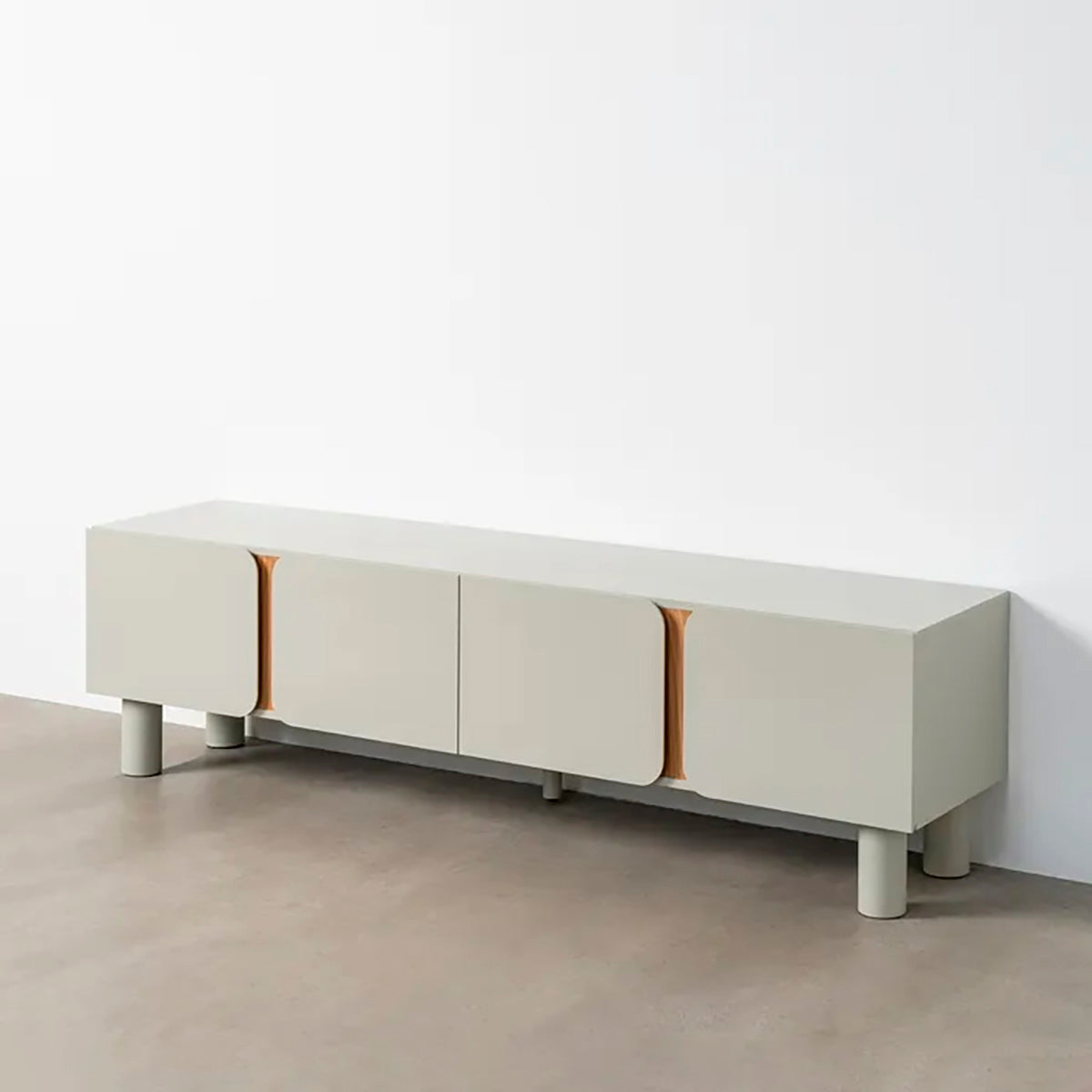 Mueble TV color grisáceo y marrón, fabricado de madera DM y patas en madera de roble