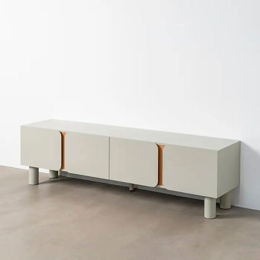 Mueble TV color grisáceo y marrón, fabricado de madera DM y patas en madera de roble