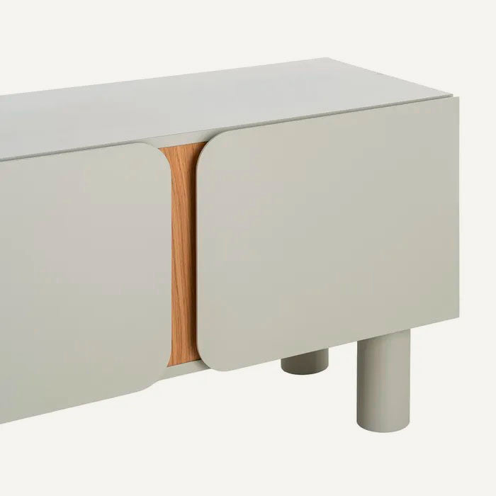Mueble TV color taupe grisáceo y marrón, fabricado de madera DM y patas en madera de roble.