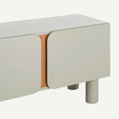 Mueble TV color taupe grisáceo y marrón, fabricado de madera DM y patas en madera de roble.