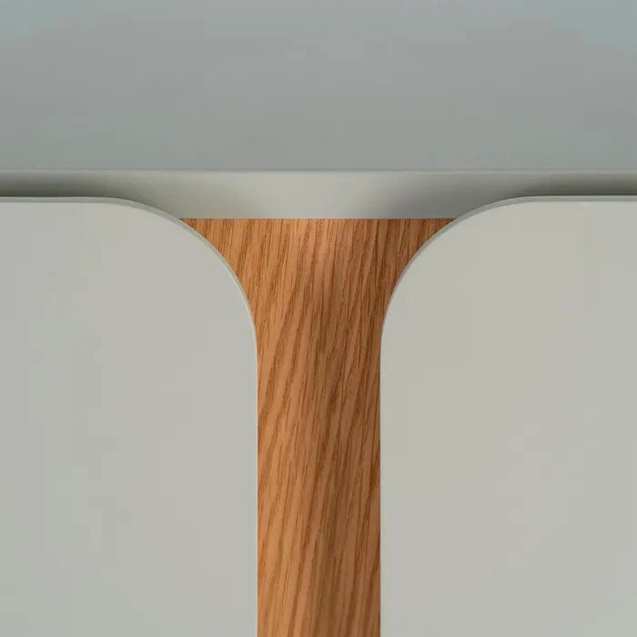 Mueble TV color taupe grisáceo y marrón, fabricado de madera DM y patas en madera de roble.