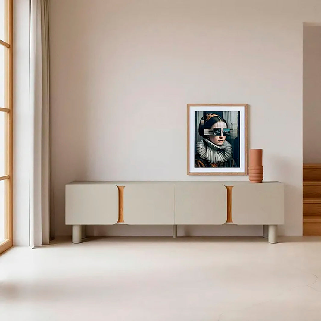 Mueble TV color grisáceo y marrón, fabricado de madera DM y patas en madera de roble