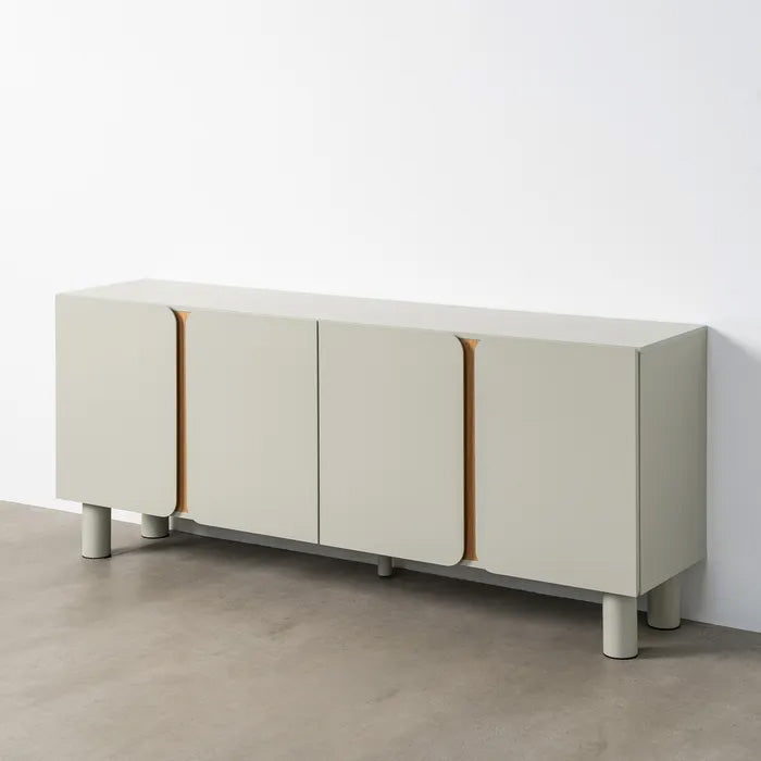 Aparador moderno Tau en color gris taupe con cuatro puertas y diseño minimalista para comedor