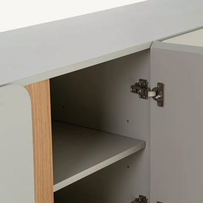 Aparador Tau gris taupe estilo moderno con patas de madera y amplio espacio de almacenaje