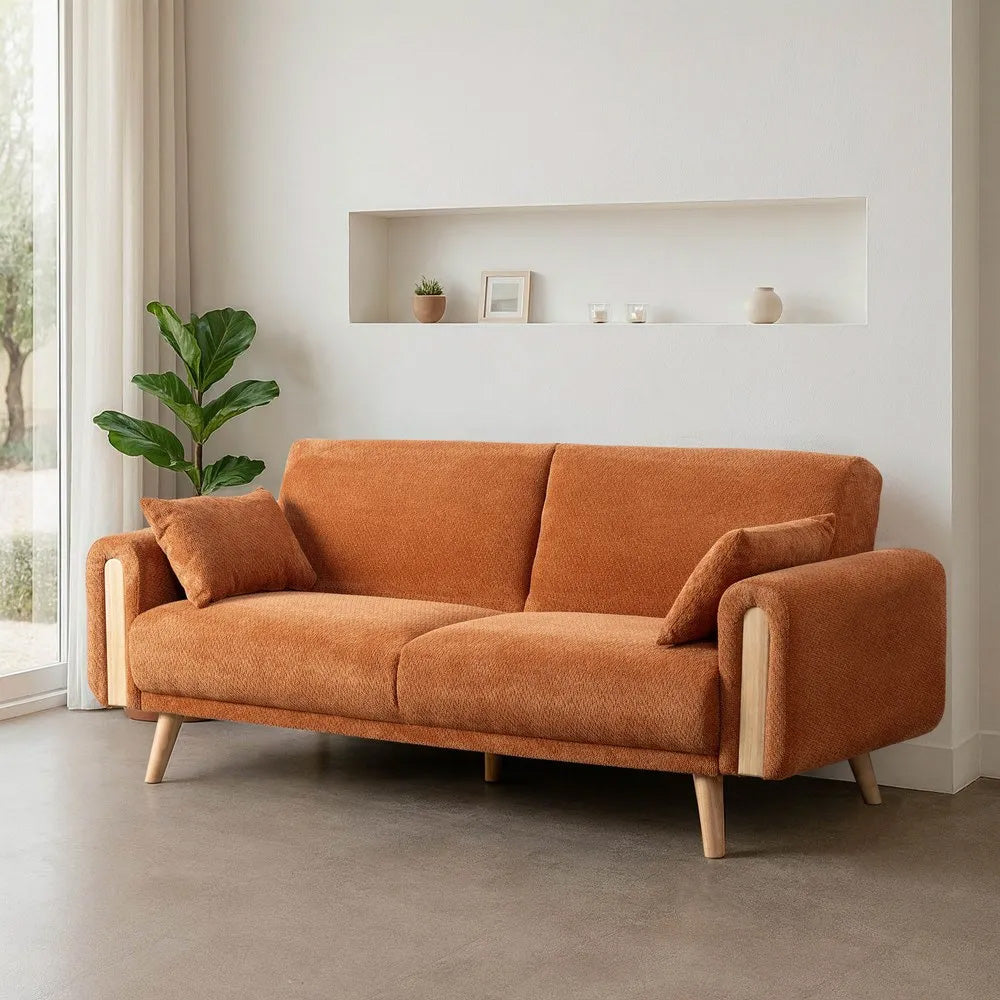 Sofá cama Nalua en color terracota, con sistema de fácil apertura. La estructura de madera de eucalipto se apoya sobre una base de cinco patas para una mayor estabilidad.