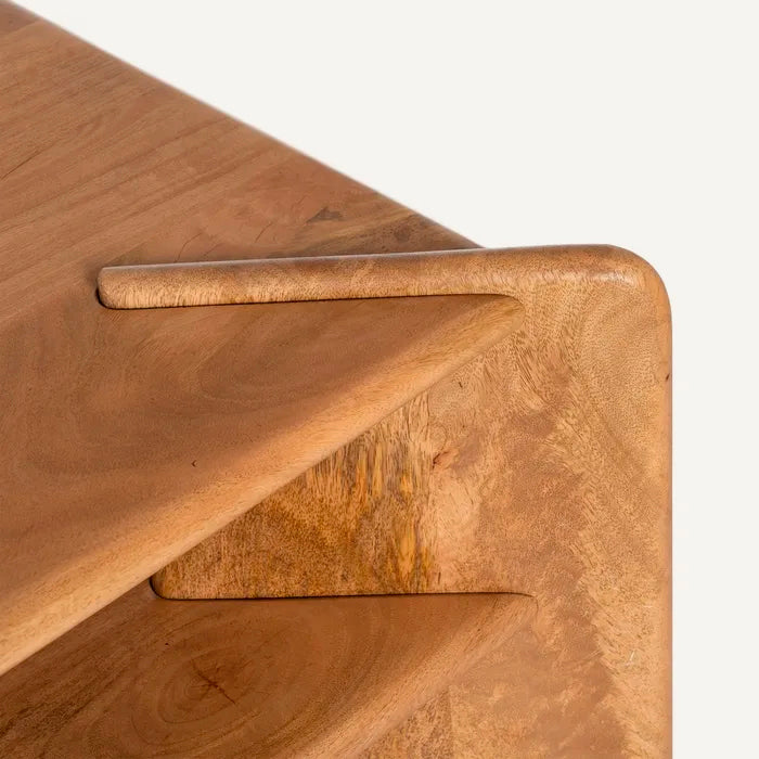 Mesa de centro rectangular con un hueco en medio. Fabricada de madera de mango natural