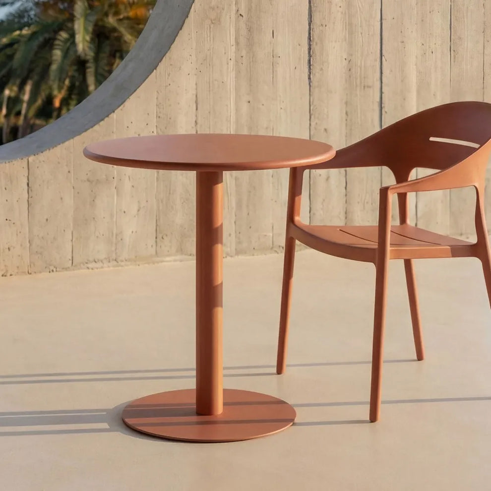 Mesa auxiliar Tawiti exterior, en color terracota o beige. Attico