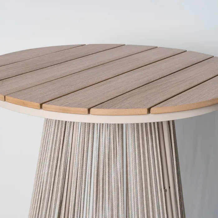 Mesa auxiliar alta de exterior, color beiage, fabricada de acero, ratán y polywood.