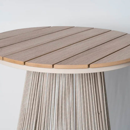 Mesa auxiliar alta de exterior, color beiage, fabricada de acero, ratán y polywood.