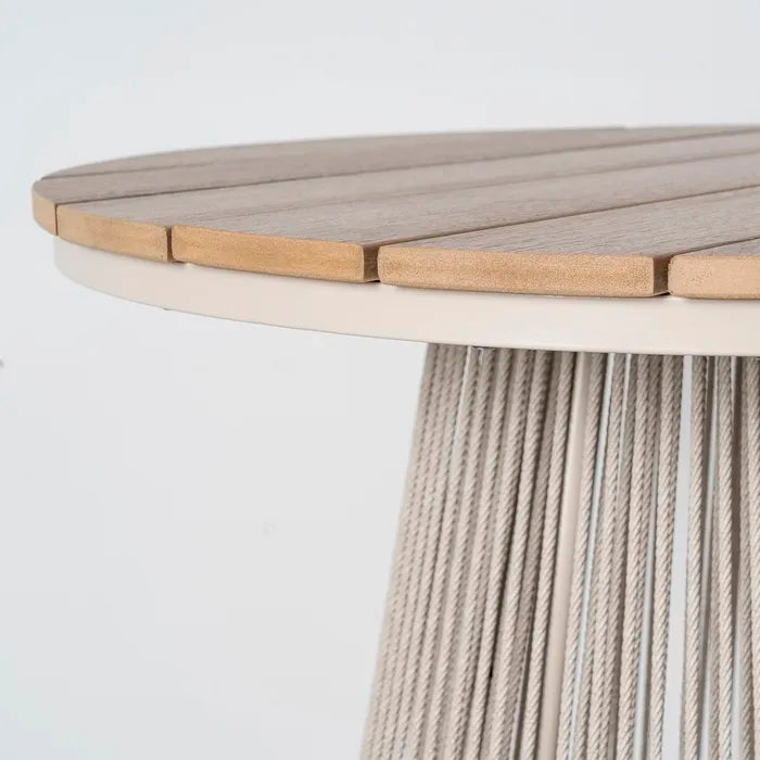 Mesa auxiliar alta de exterior, color beiage, fabricada de acero, ratán y polywood.