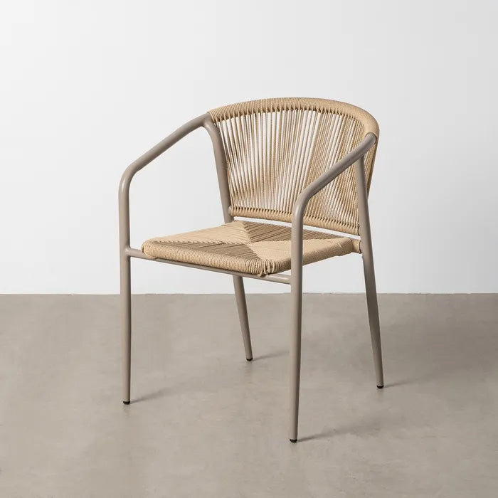 Silla exterior beige con reposabrazos apilable de aluminio y ratán, resistente y ligera