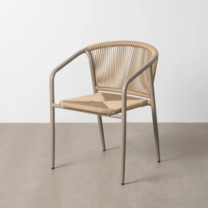 Silla exterior beige con reposabrazos apilable de aluminio y ratán, resistente y ligera