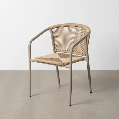 Silla exterior beige con reposabrazos apilable de aluminio y ratán, resistente y ligera