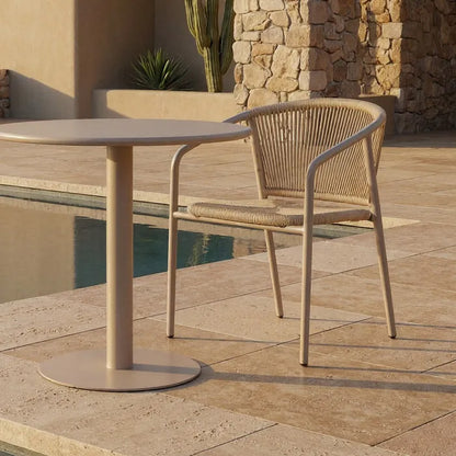 Silla exterior beige con reposabrazos apilable de aluminio y ratán, resistente y ligera