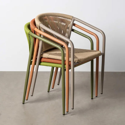Silla exterior roja , beige o verde con reposabrazos apilable de aluminio y ratán uso profesional