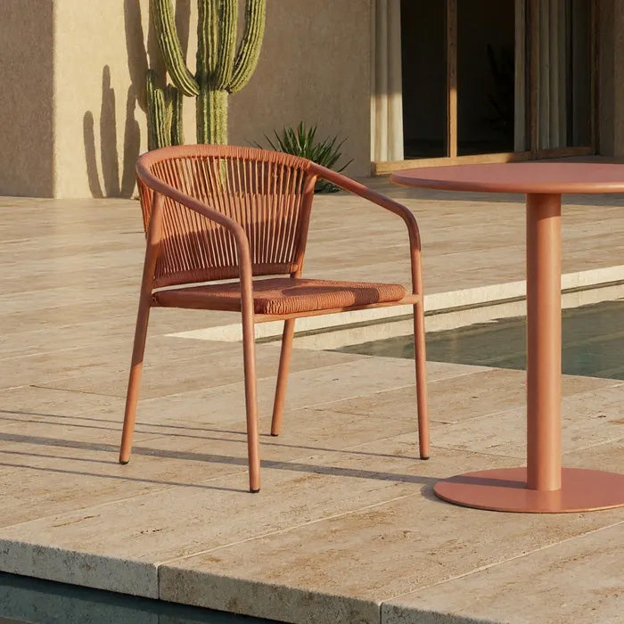 Silla exterior roja con reposabrazos apilable de aluminio y ratán, resistente y ligera