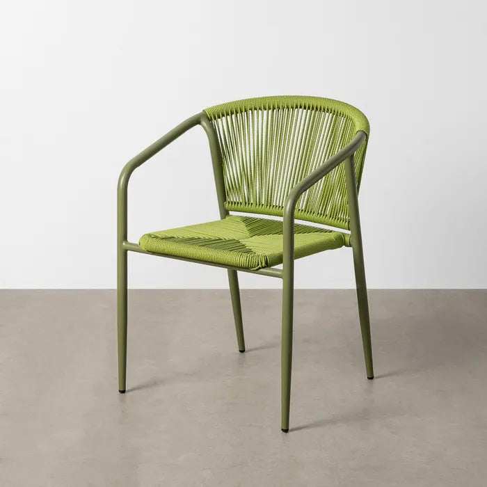 Silla exterior verde con reposabrazos apilable de aluminio y ratán, resistente y ligera