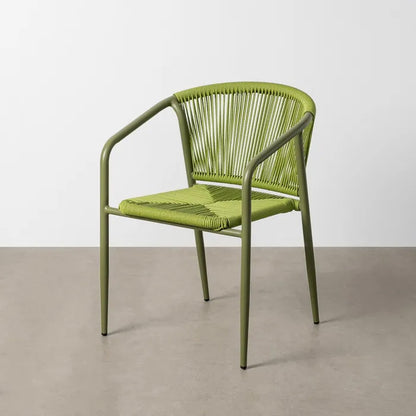Silla exterior verde con reposabrazos apilable de aluminio y ratán, resistente y ligera