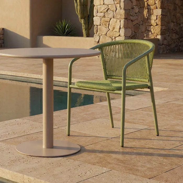 Silla exterior verde con reposabrazos apilable de aluminio y ratán, resistente y ligera