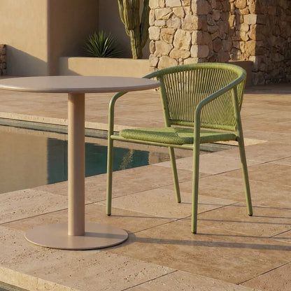 Silla exterior verde con reposabrazos apilable de aluminio y ratán, resistente y ligera
