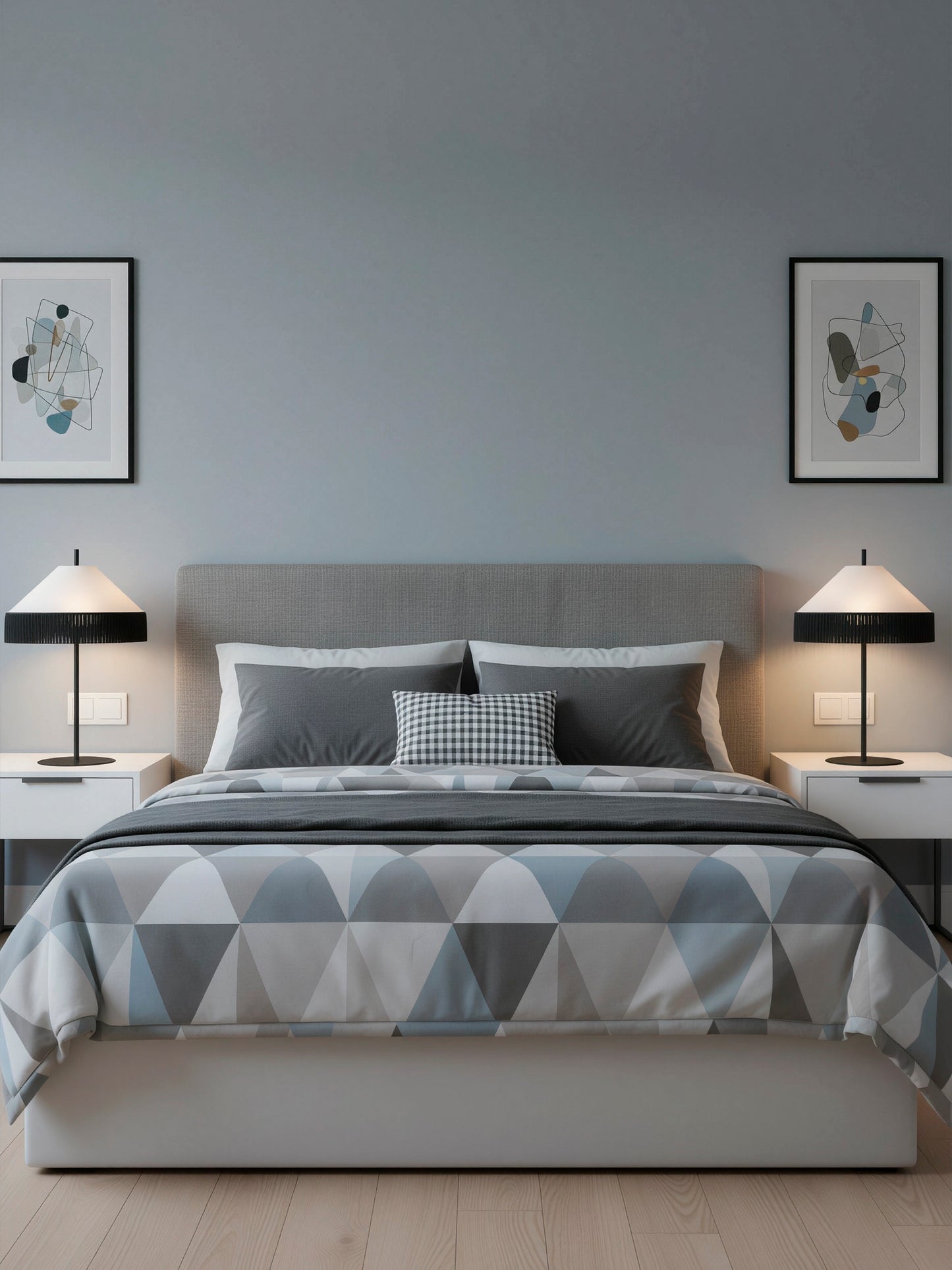 Lámpara de mesa en color negro con pantalla en blanco. Fabricada de acero y tejido en flecos. 