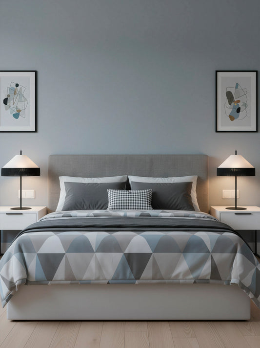 Lámpara de mesa en color negro con pantalla en blanco. Fabricada de acero y tejido en flecos. 