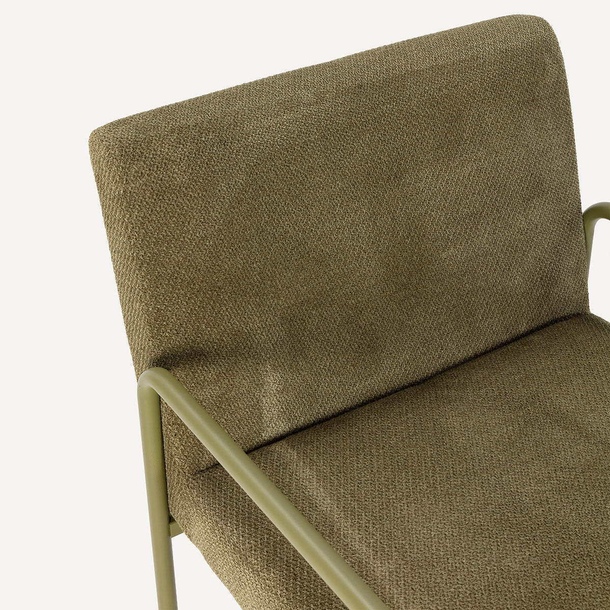 Sillón butaca tapizado de tela en color verde y estructura de metal.