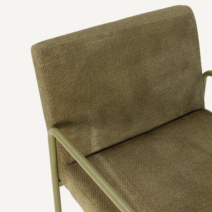 Sillón butaca tapizado de tela en color verde y estructura de metal.